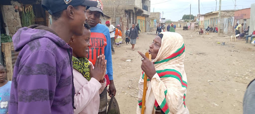 Faith Kasina (second left) speaks to an elderly woman in Matopeni/ Springvalley Ward, Nairobi Kenya. Photo/ Stephanie Wayua/AWiM